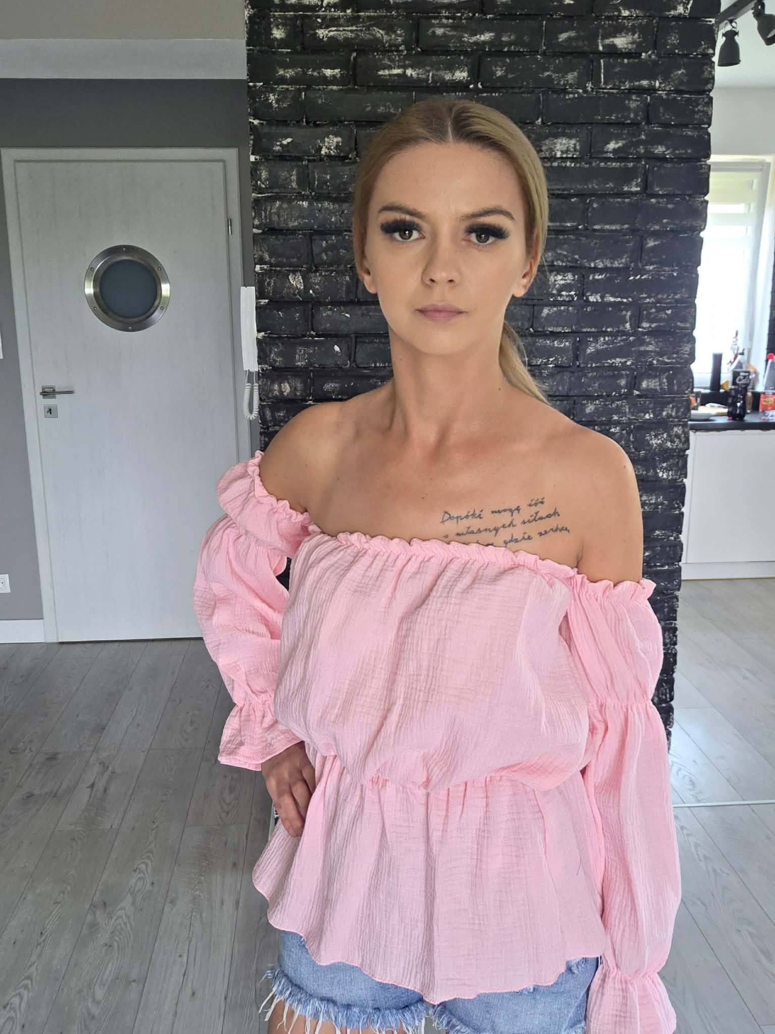 Bluzka różowa off-shoulder